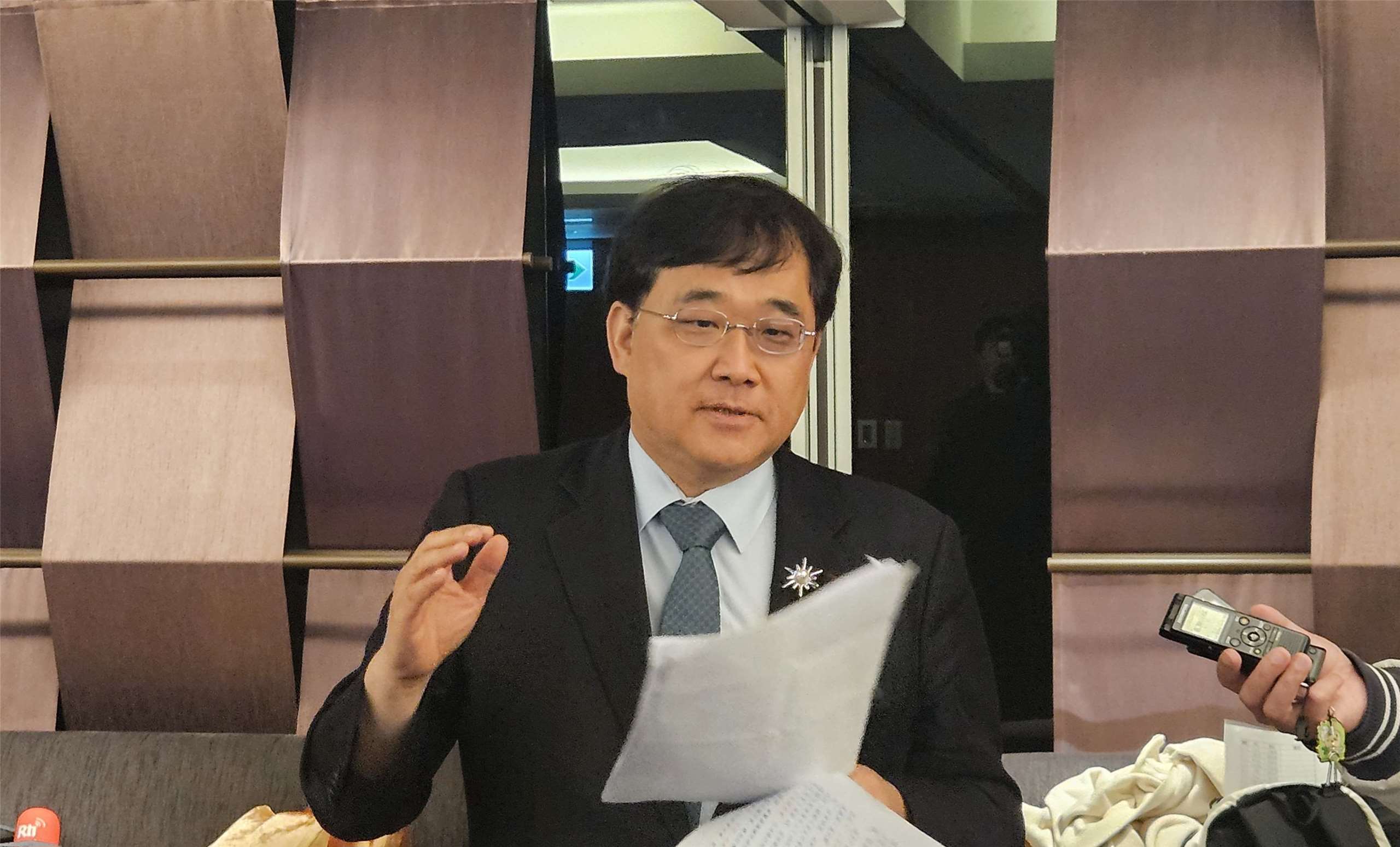 新光醫院副院長洪子仁1日表示，該院2年來已7度為護理人員加薪。(劉品希 攝)