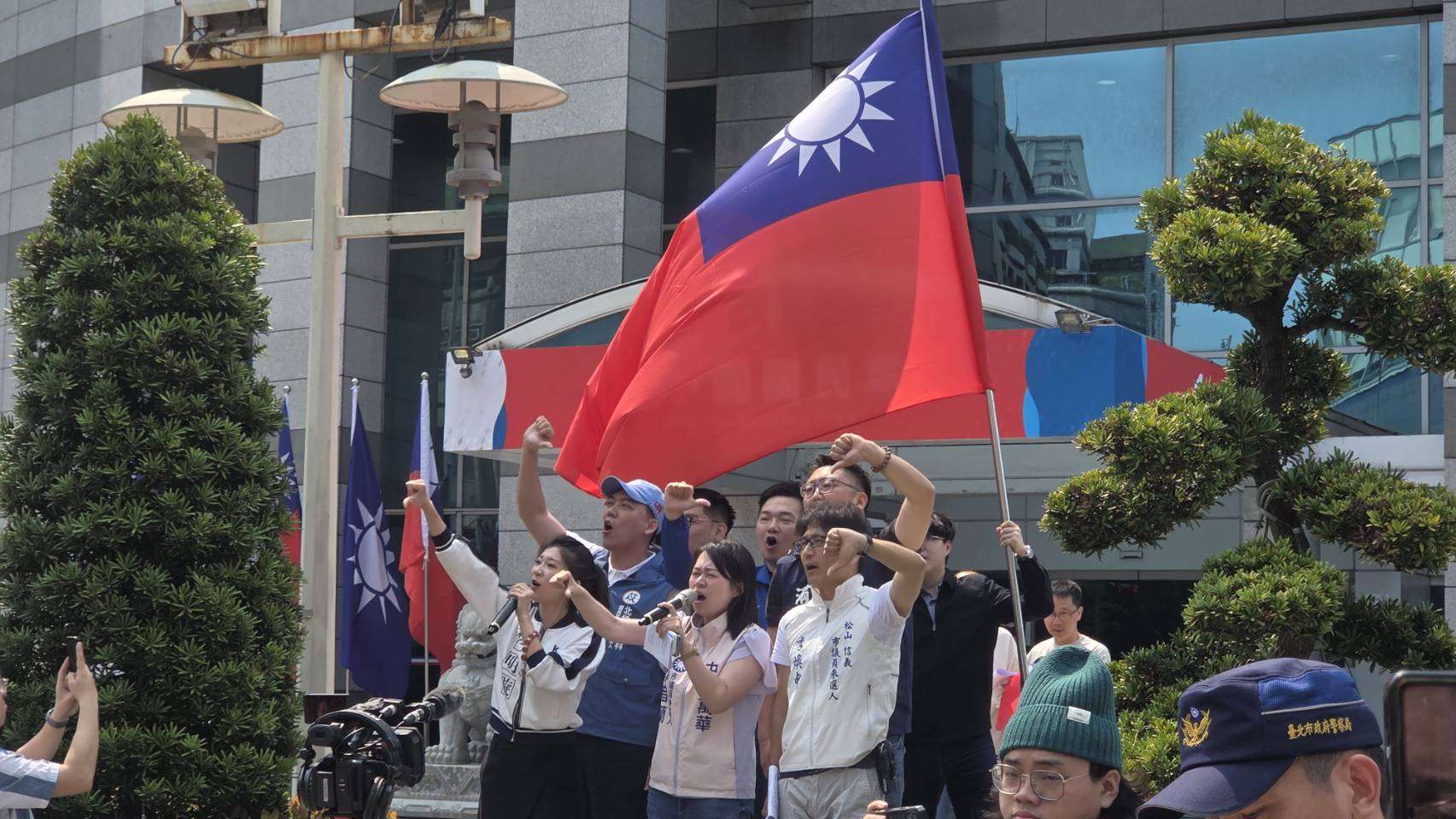 台灣經濟民主連合等公民團體14日赴國民黨中央，抗議「鄭習會」假和平之名，推動「中國人限定版的台海和平制度框架」。國民黨青年軍則在現場高喊「人民不要戰爭、要和平」等口號，雙方隔空叫陣。（劉玉秋 攝）