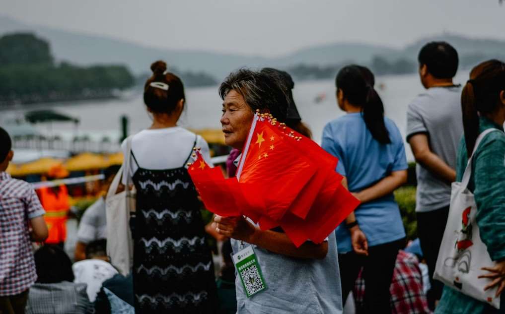 鼓勵老年人再就業，讓養老金支出的剛性需求度變低，成為緩解地方財政壓力的解方之一。示意圖。(Hassaan Malik/Unsplash)