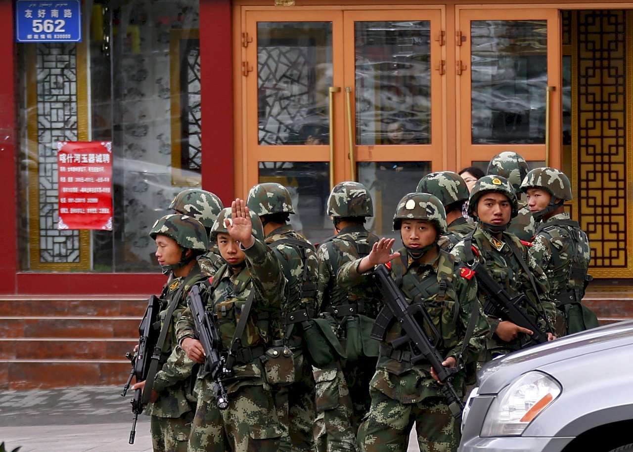 一名前中國警察趁跟團旅遊機會脫團向德國尋求政治庇護，並公開新疆日常監控和暴力審訊等內容。圖為新疆維吾爾自治區烏魯木齊市中國武警阻止攝影師拍照，資料照片。(路透社/達志影像)