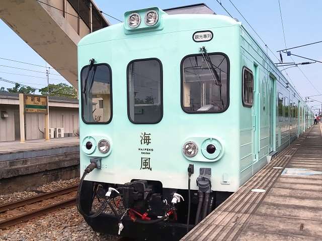 台鐵觀光列車深獲各界好評，年底前也將規劃「台鐵假期」擴大鐵道觀光的版圖與效益。圖為「海風號」觀光列車資料照。(翻攝台鐵官網)