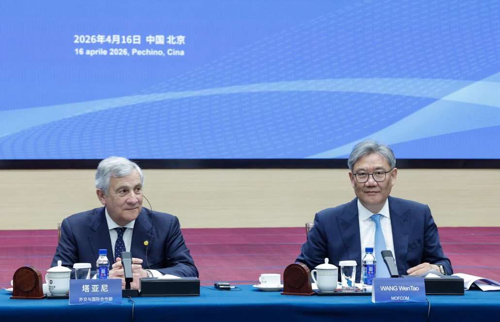 義大利副總理兼外長塔加尼(Antonio Tajani，左)16日出訪中國，與中國商務部長王文濤(右)舉行雙邊會晤。(翻攝Antonio Tajani臉書)