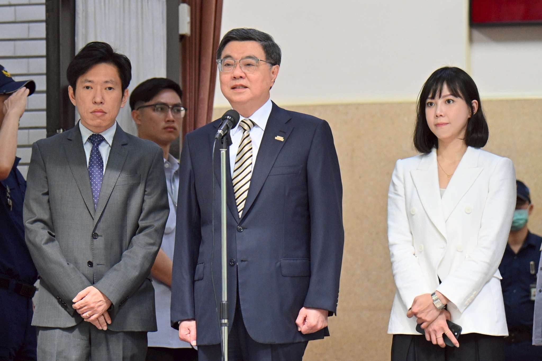 行政院長卓榮泰(中)21日赴立法院進行總預算專案報告前受訪。(圖：行政院提供)