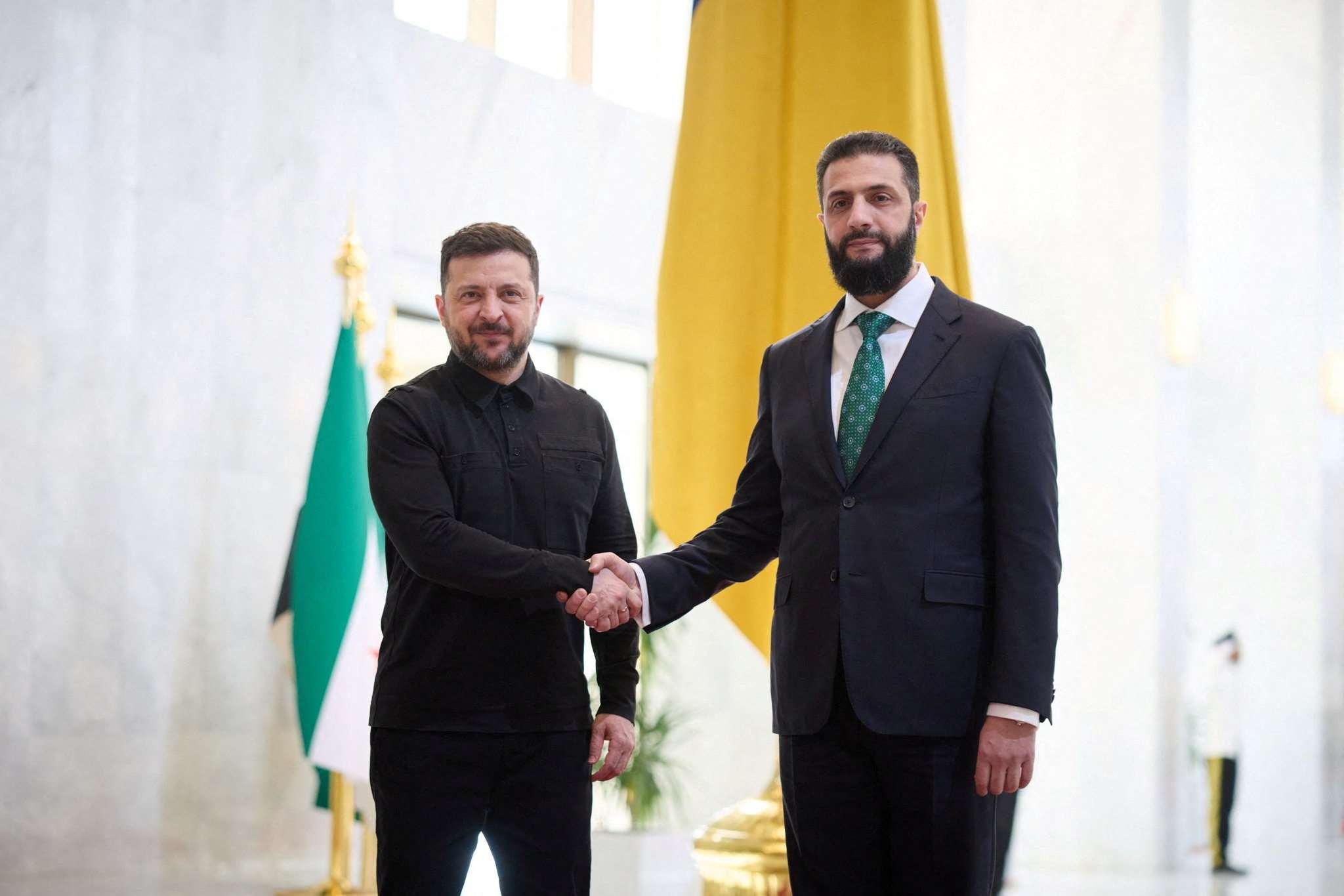 烏克蘭總統澤倫斯基(Volodymyr Zelensky)(左)在敘利亞首都大馬士革與敘利亞總統夏拉(Ahmed al-Sharaa)(右)舉行會談。(RT/達志影像)