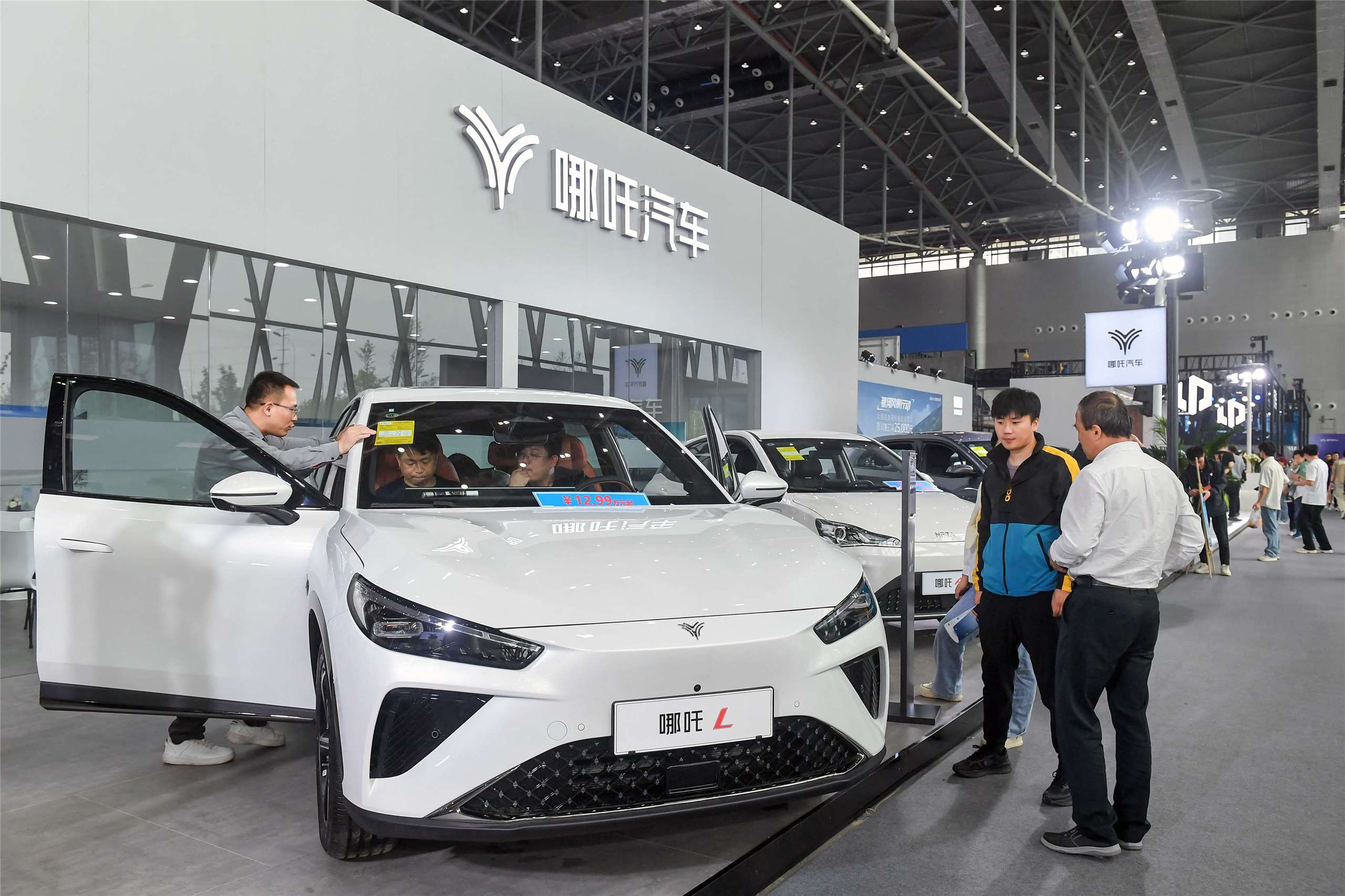 中國地方政府倒貼式招商，讓哪吒汽車3年虧841億元。圖為哪吒汽車資料照。(AFP)
