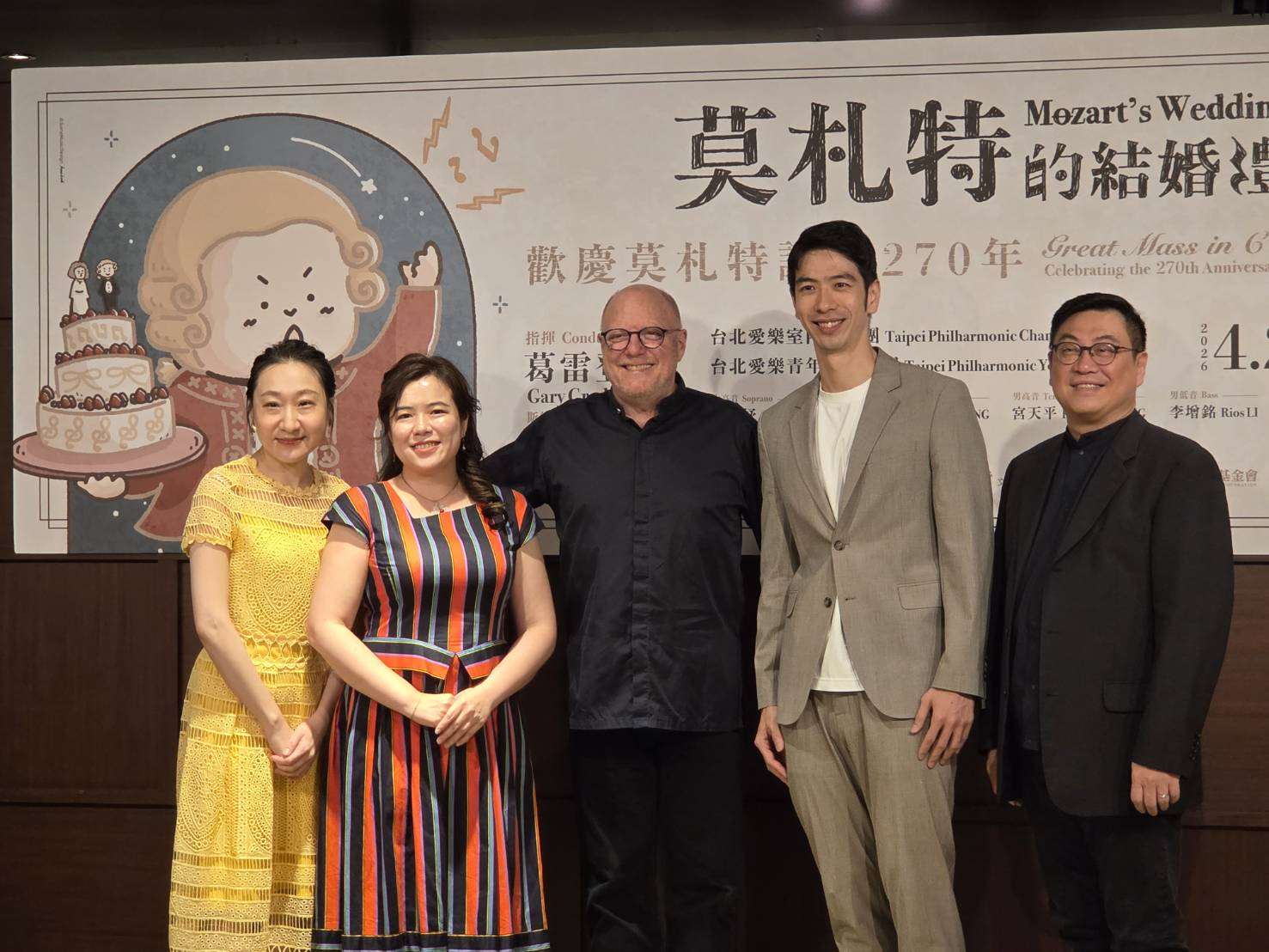 適逢莫札特誕生270週年，台北愛樂邀來北歐傳奇指揮葛雷登(Gary Graden)(中)來台客席指揮，偕同國內聲樂家與台北愛樂青年管弦樂團，一同演繹莫札特《C小調彌撒》。(江昭倫 攝)