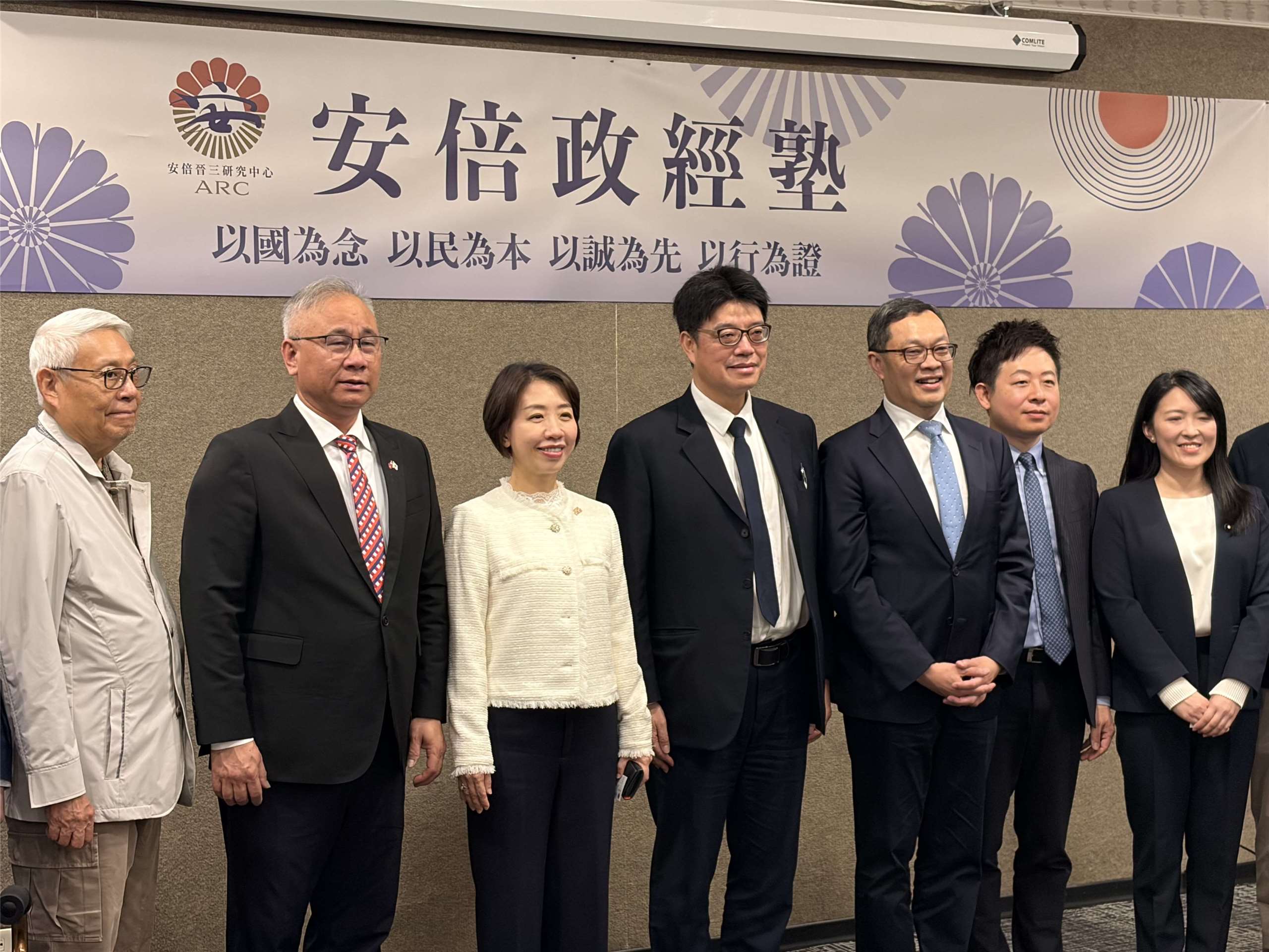第一期「安倍政經塾」25日舉行開塾式，外交部次長陳明祺(右3)、陸委會主委邱垂正(右4)等人參加活動。(蔡芃敏 攝)
