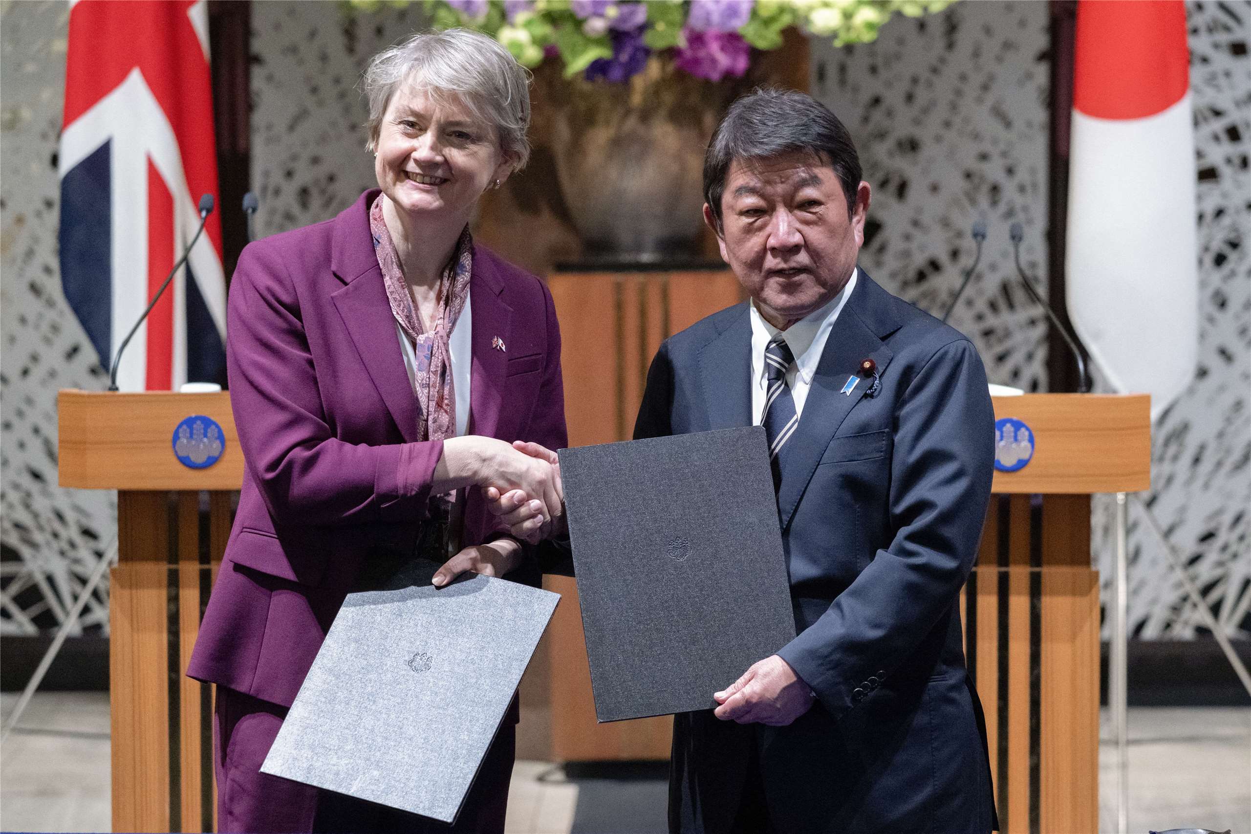 日本外務大臣茂木敏充(右)20日在東京與英國外交大臣古柏(Yvette Cooper，左)舉行戰略對話並簽署備忘錄。(AFP)