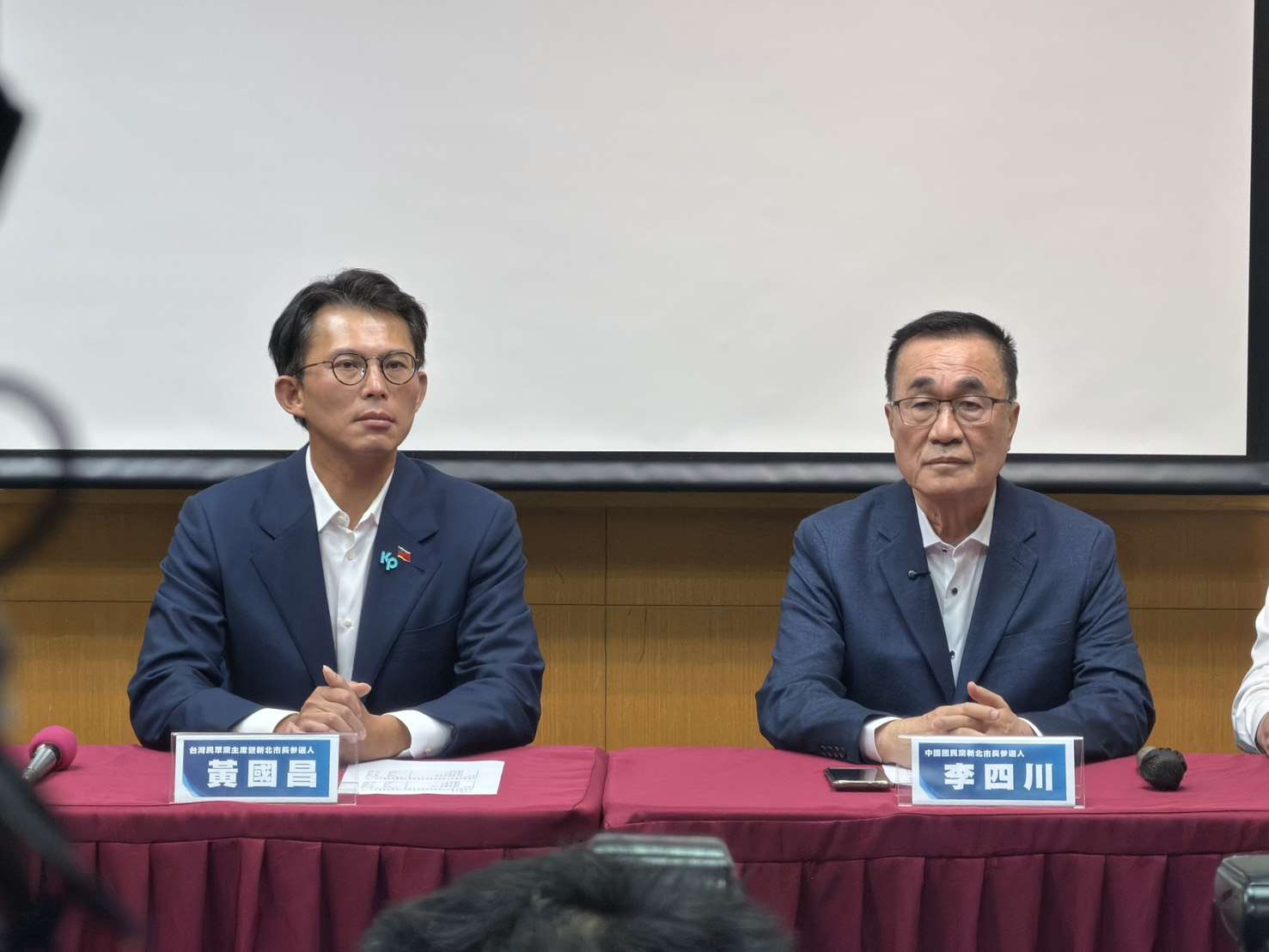 新北市長選戰「藍白合」，28日下午公布民調結果，由國民黨新北市長參選人李四川(右)勝出民眾黨參選人黃國昌(左)。(鄭佑漢 攝)