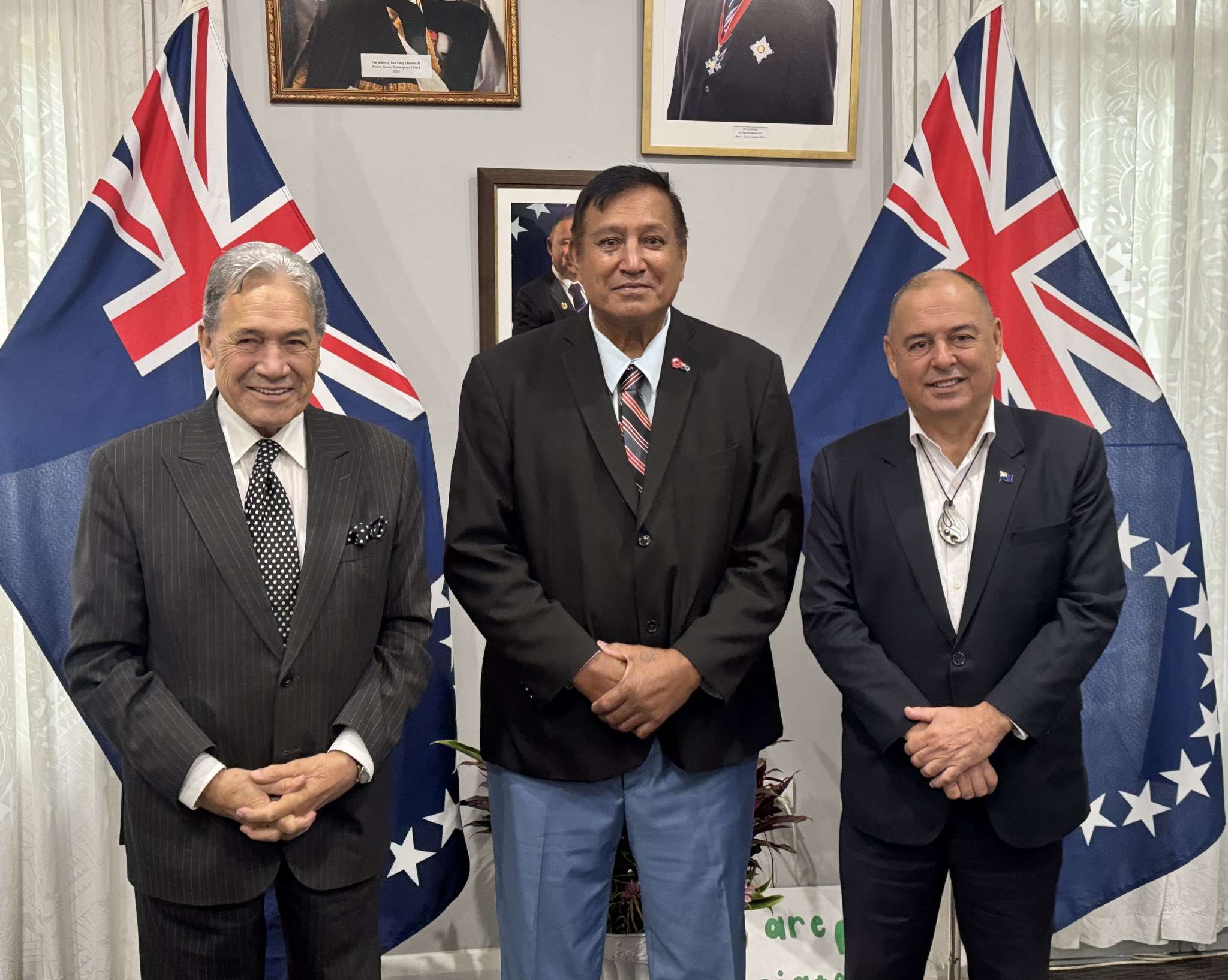 紐西蘭外交部長皮特斯(Winston Peters)(左)與庫克群島總理布朗(Mark Brown)(右)雙方2日在拉洛頓加島(Rarotonga)會面並簽署防衛協議協議。(X平台/@NewZealandMFA)