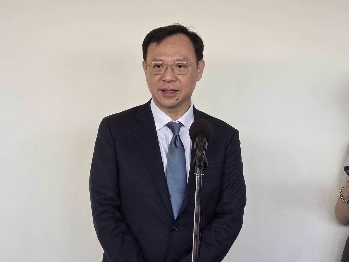 衛福部長石崇良23日受訪澄清：食藥署從未逐顆檢驗馬鈴薯，而是抽驗，如發現龍葵鹼超標將整批退運或銷毀。(江昭倫 攝)