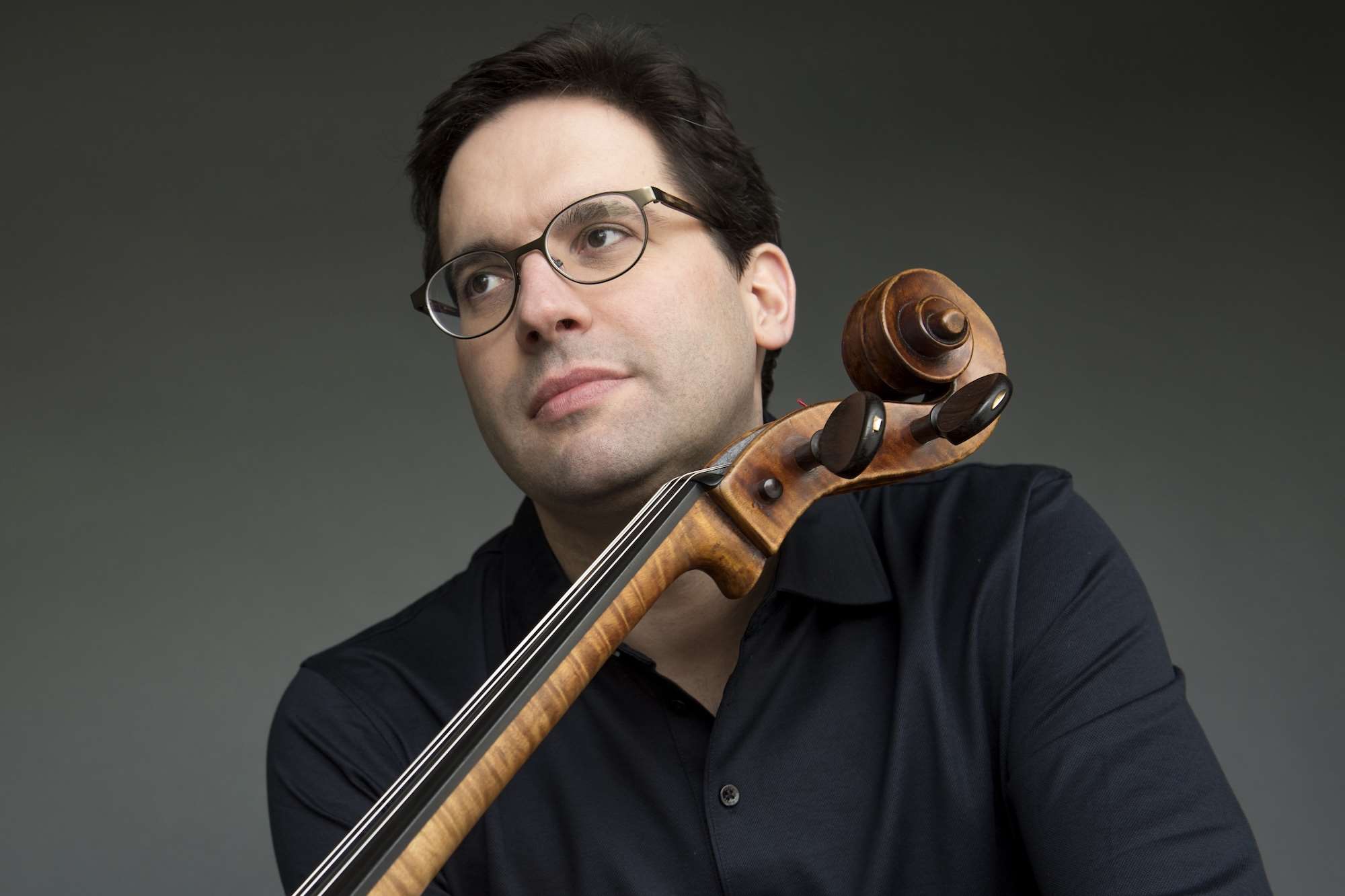 瑞士大提琴家波特拉（Christian Poltéra）5月將攜傳奇古琴「瑪拉Mara」來台演出。(鵬博藝術提供)