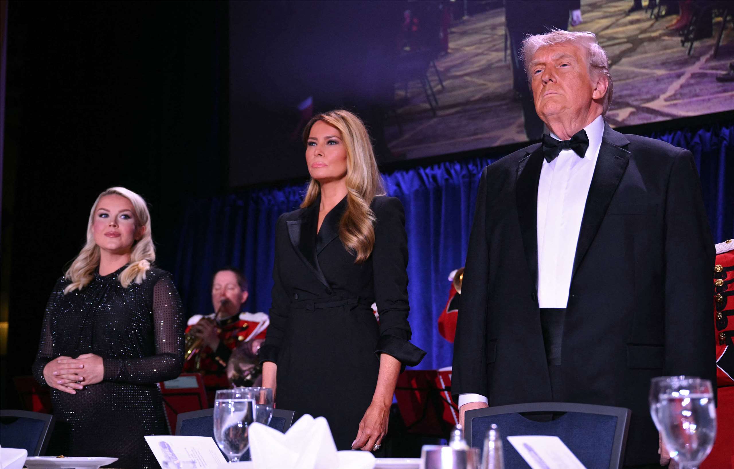 美國總統川普(Donald Trump)與第一夫人梅蘭妮亞(Melania Trump)25日出席在華盛頓特區華盛頓希爾頓酒店舉行的白宮記者晚宴。這是川普總統就任以來首次參加這場年度政治新聞盛會，但隨後傳出槍響後，由特勤人員護送離場。(AFP)