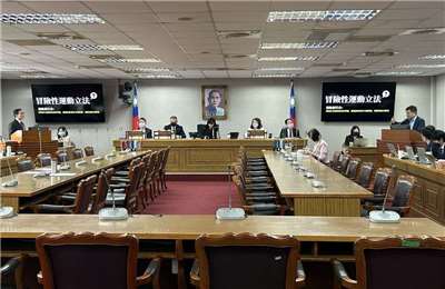 立法院司法及法制委員會今天(22日)併案審查「海洋委員會海巡署組織法」修正案，海洋委員會政務副主委兼海巡署長張忠龍列席說明。(趙婉淳 攝)