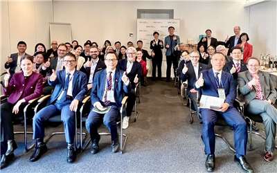 台德經貿投資論壇於柏林舉行，台德雙方並簽署合作備忘錄，雙邊代表谷瑞生大使與德國蘭依樺處長（Dr. Eva Langerbeck）親臨見證。圖：駐德代表處提供