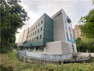 內政部建築研究所材料實驗中心(圖片左側、靠近台北市羅斯福路六段142巷)外牆設置彩繪立面太陽光電設施。(陳念宜 攝)