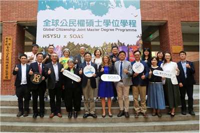 國立中山大學攜手倫敦大學亞非學院合作的「全球公民權碩士學位學程」正式揭牌成立，為台英高等教育首例共同辦學。前排圖右六為英國在台辦事處政治新聞署署長何泰曦（Natasha Harrington）、左五為中山大學校長李志鵬。圖：中山大學提供