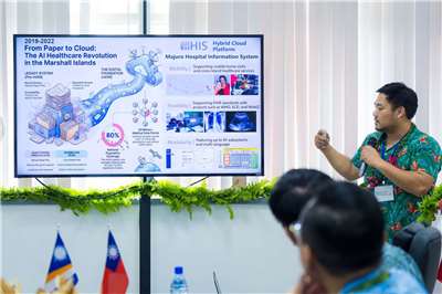 訪問友邦馬紹爾群島的外交部長林佳龍指出，8日前往馬久羅醫院參訪「AI遠距醫療中心」，見證台馬合作成果。(圖:外交部長林佳龍臉書)