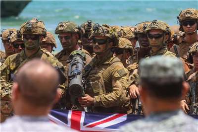 美國與菲律賓等7國部隊27日在面向南海的菲國巴拉旺島(Palawan)海岸，進行年度「肩並肩」(Balikatan)反登陸演習。(AFP)