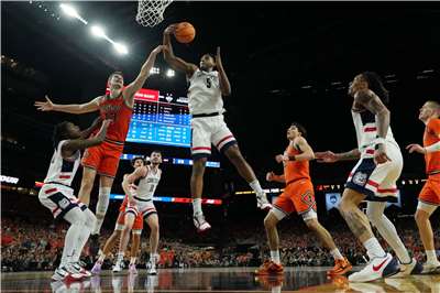 全美大學體育聯盟(NCAA)4強之爭，康乃狄克大學(白色球衣)殺退伊利諾大學(橘色球衣)，連續4年3度闖進冠軍賽。
