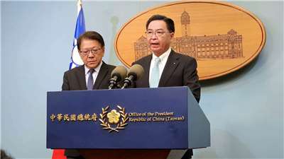 總統府秘書長潘孟安(左)宣布總統出訪行程暫緩，右為國安會秘書長吳釗燮。(歐陽夢萍 攝)