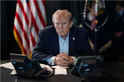 就在美伊談判在巴基斯坦進行之際，美國幒統川普對外宣稱，談判是否達成協議不重要，因為美國已經贏了。圖為美國總統川普關注對伊朗的軍事行動。(X平台/@WhiteHouse)