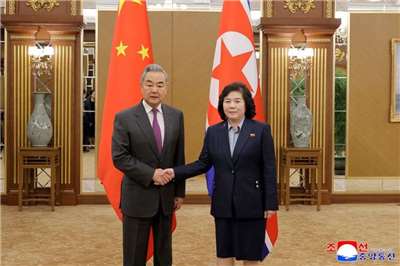 中國外交部長王毅9日抵達平壤，與北韓外長崔善姬舉行會談。 (圖:KCNA)