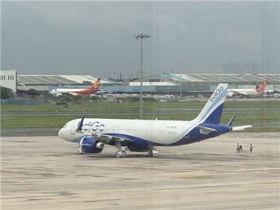 印度最大航空公司「靛藍航空」(IndiGo)(圖)在社群平台X宣布，自2日起調升燃油附加費，機票價格因此連帶上漲。