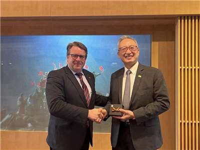 外交部政務次長吳志中(右)與德國國會司法與消費者保護委員會主席穆勒(Carsten Müller)(左)合影。(外交部提供)