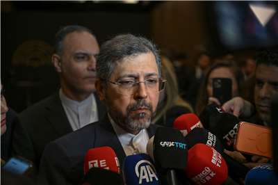 伊朗副外長哈蒂柏札德（Saeed Khatibzadeh）(前)在土耳其安塔利亞（Antalya）舉行的年度外交論壇場邊受訪。