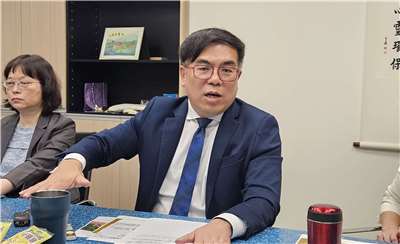 環境部長彭啓明16日表示，不宜一直拉高碳費，而應走向市場機制的碳交易制度。(劉品希 攝)