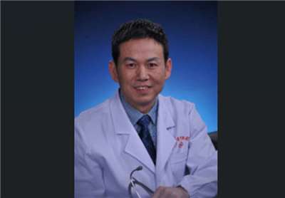 武漢大學中南醫院前院長王行環遭中國湖北省紀委監委宣布因涉貪腐而開除黨籍公職。資料照片(圖取自武漢抗癌協會官網)