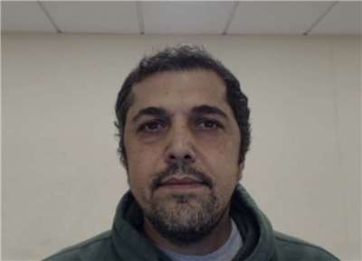 美國國務院撤銷伊朗前總統艾伯特卡之子哈希米(圖)一家三口的綠卡，3人遭羈押正待遣返出境。(X@DHSgov)