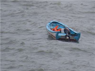 海巡署金馬澎分署9日表示，於金門海域偵測監控無人小艇，將依廢棄物清理法公告清除。(圖：金馬澎分署提供)