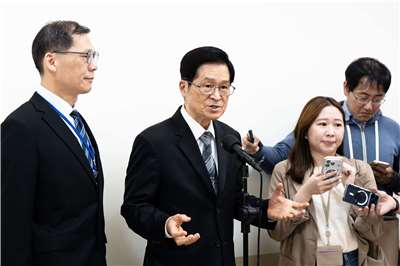 退輔會主委嚴德發9日在立法院表示，退輔會業務將推動數位轉型，並宣布2026年為「榮民照護數位轉型元年」。(楊仁翔 攝)