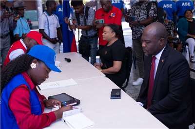 海地臨時選舉委員會8日宣布，原定在4月1日開始的選民登記工作將推遲。圖為海地日前舉行選民登記模擬演練。(FB@CEP HAITI)