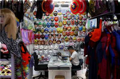 中媒報導指出，義烏外貿正受到美伊戰事影響，商家未能正常出貨，對於主營中東市場的店家構成生存壓力。圖為義烏市國際貿易商城內的一間店家。(路透社/達志影像)