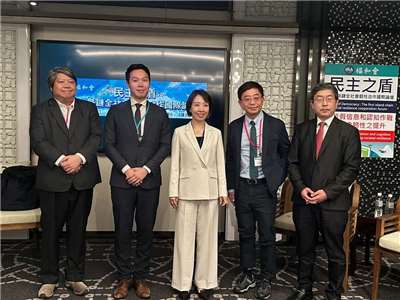 福和會11日邀請多名專家學者談如何對抗假信息與認知作戰，左起:賴中強、許凱傑、李妍慧、李忠憲及引言人陸委會諮詢委員張國城。(楊雨青攝)