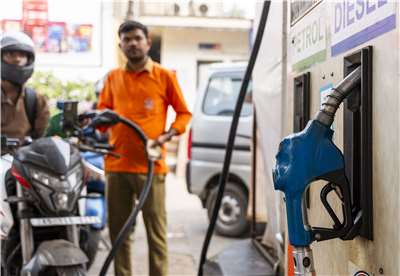 美伊談判破局，中東戰情再度升溫，國際油價又飆破每桶100美元大關。圖為印度一處加油站資料照。(AFP)