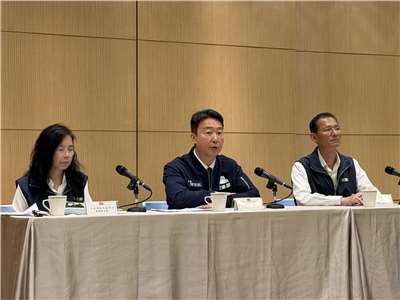 交通部長陳世凱(中)23日率領公共運輸及監理司長胡廸琦(左)和公路長林福山(右)，說明行政院最新拍板的「計程車油價折讓補貼機制」。(吳琍君 攝)