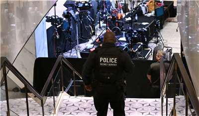 在華盛頓特區舉行的白宮記者晚宴上發生槍擊事件後，特勤人員近入晚宴現場戒備。圖為一名特勤局警官走過白宮記者晚宴的華盛頓希爾頓酒店的大廳。(AFP)