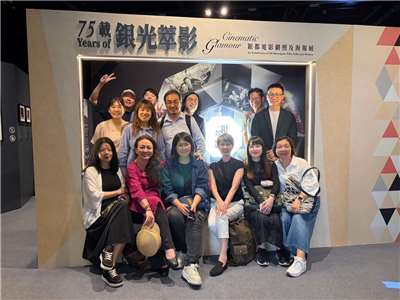台港策進會參訪團參觀「75載銀光翠影」特展。(台港策進會提供)