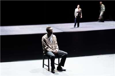 2026TIFA台灣國際藝術節邀請法國路易霧靄劇團，於4月18日、19日重演劇場名導喬埃．波默拉經典之作《兩韓統一》。（ Agathe Pommerat 攝／國家兩廳院提供）