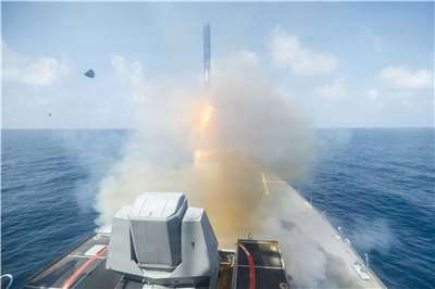 美軍在史詩怒火行動中，已經發射數百枚戰斧飛彈，專家憂美國補足需耗時五年，恐對其他區域安全造成影響。圖為美國發動史詩怒火行動期間，美軍史普魯恩斯號驅逐艦 (DDG-111)上發射戰斧飛彈。(維基百科)