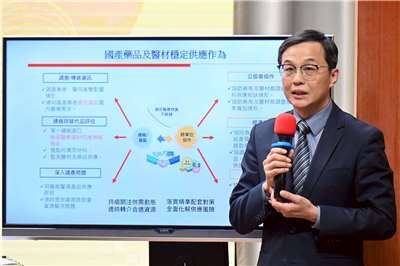 衛福部食藥署長姜至剛6日說明食藥署因應塑料短缺措施，確保國內藥材與醫療器材供應無虞。(行政院提供)