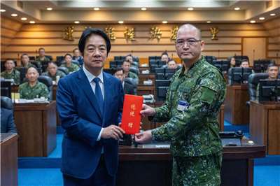 賴清德總統表示，「漢光42號」兵推將會進行14天、13夜的高強度兵棋對抗演練，他特別到聯合作戰指揮中心，了解「漢光42號」電腦兵推的情況，也期勉各級指揮官，發揮毫無保留的真本事。(圖：賴清德臉書)