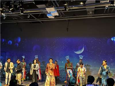 2026東海岸大地藝術節全國記者會17日舉行，觀光署長陳郁秀（前排左三）跟著表演者一起上台跳舞。（楊雨青 攝）