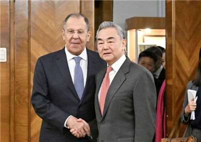中國外交部長王毅(右)與俄羅斯外長拉夫羅夫(Sergei Lavrov)(左)通電話，就當前的中東局勢交換意見。(圖：中國外交部微博)。資料照。