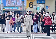 根據內政部最新統計，截至今年3月底，台灣人口數為2327萬568人，連續27個月負成長。圖為台北西門町逛街人潮。資料照片。
