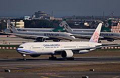 國籍航空的燃油附加費7日起調漲。圖為華航、長榮及星宇航空航機於桃園國際機場同框畫面。
